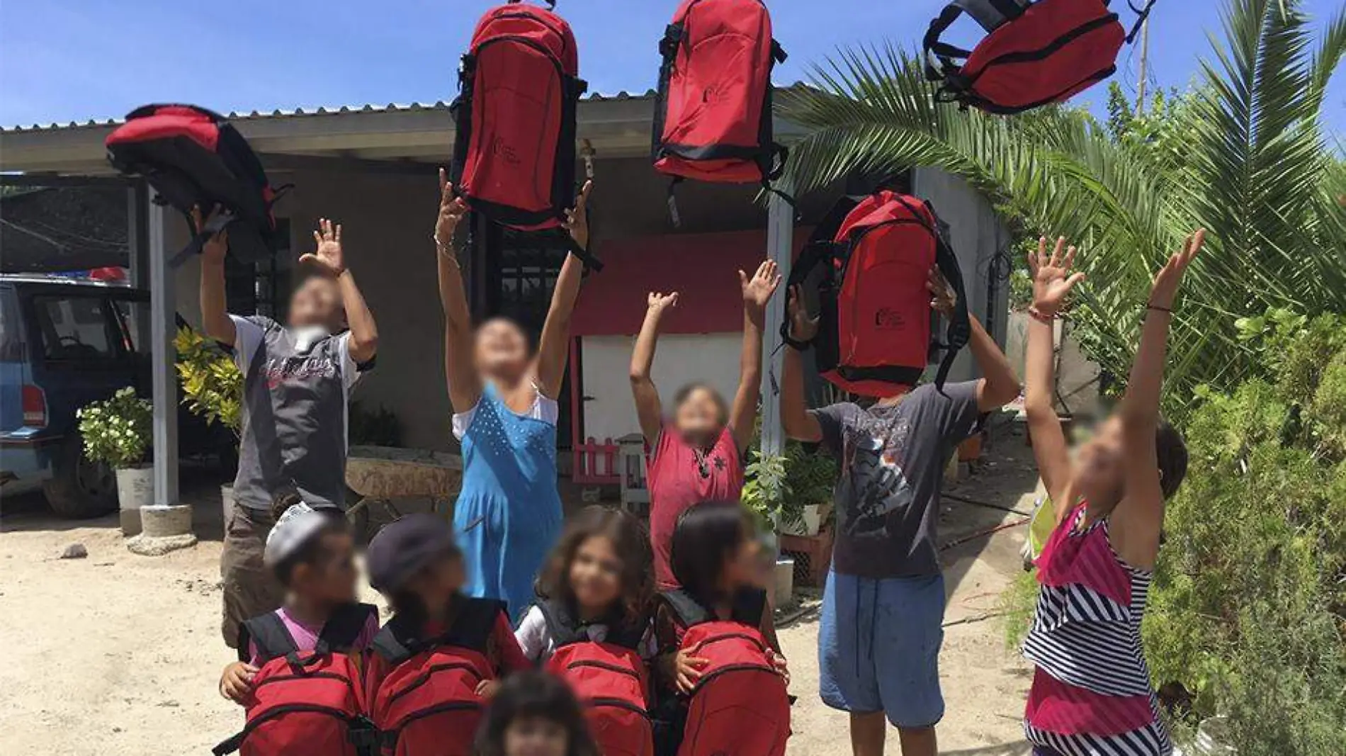 Donación de mochilas y útiles escolares Fundación Letty Coppel